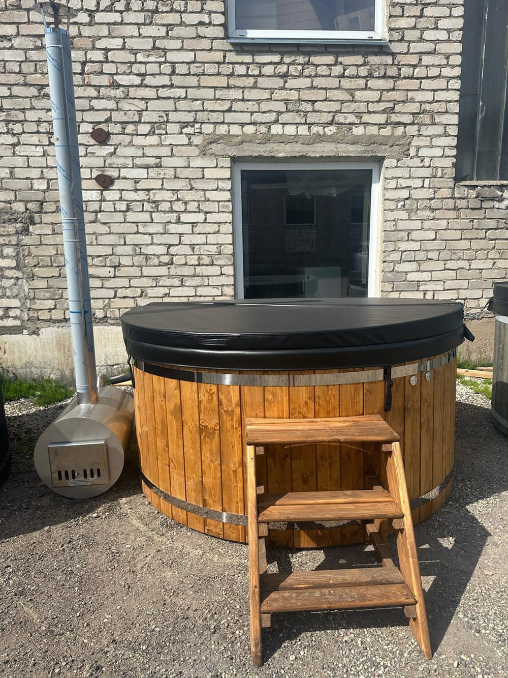 Steam Kiss Hot Tub
