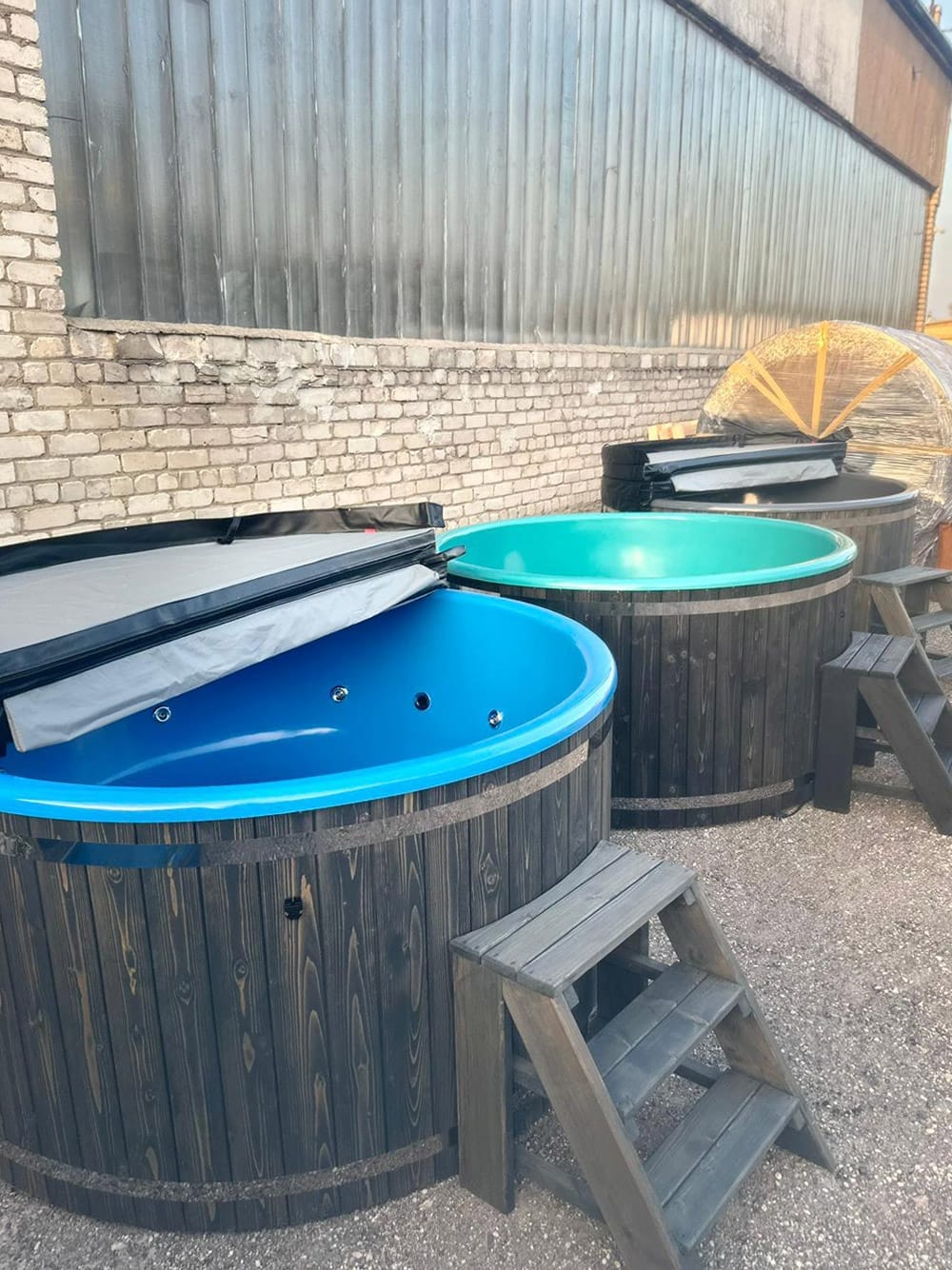 Steam Kiss Hot Tub